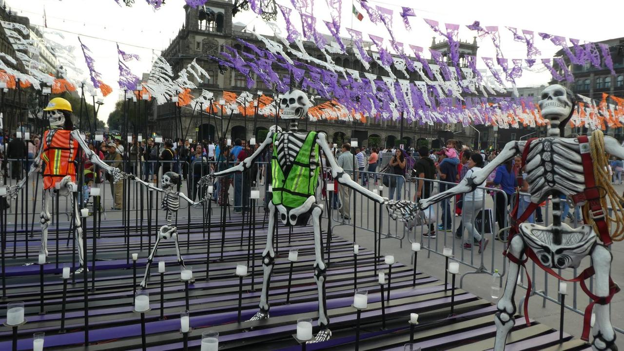 Totenfest auf dem Zócalo, dem zentralen Platz, in Mexiko-Stadt Totenfest auf dem Zócalo, dem zentralen Platz, in Mexiko-Stadt