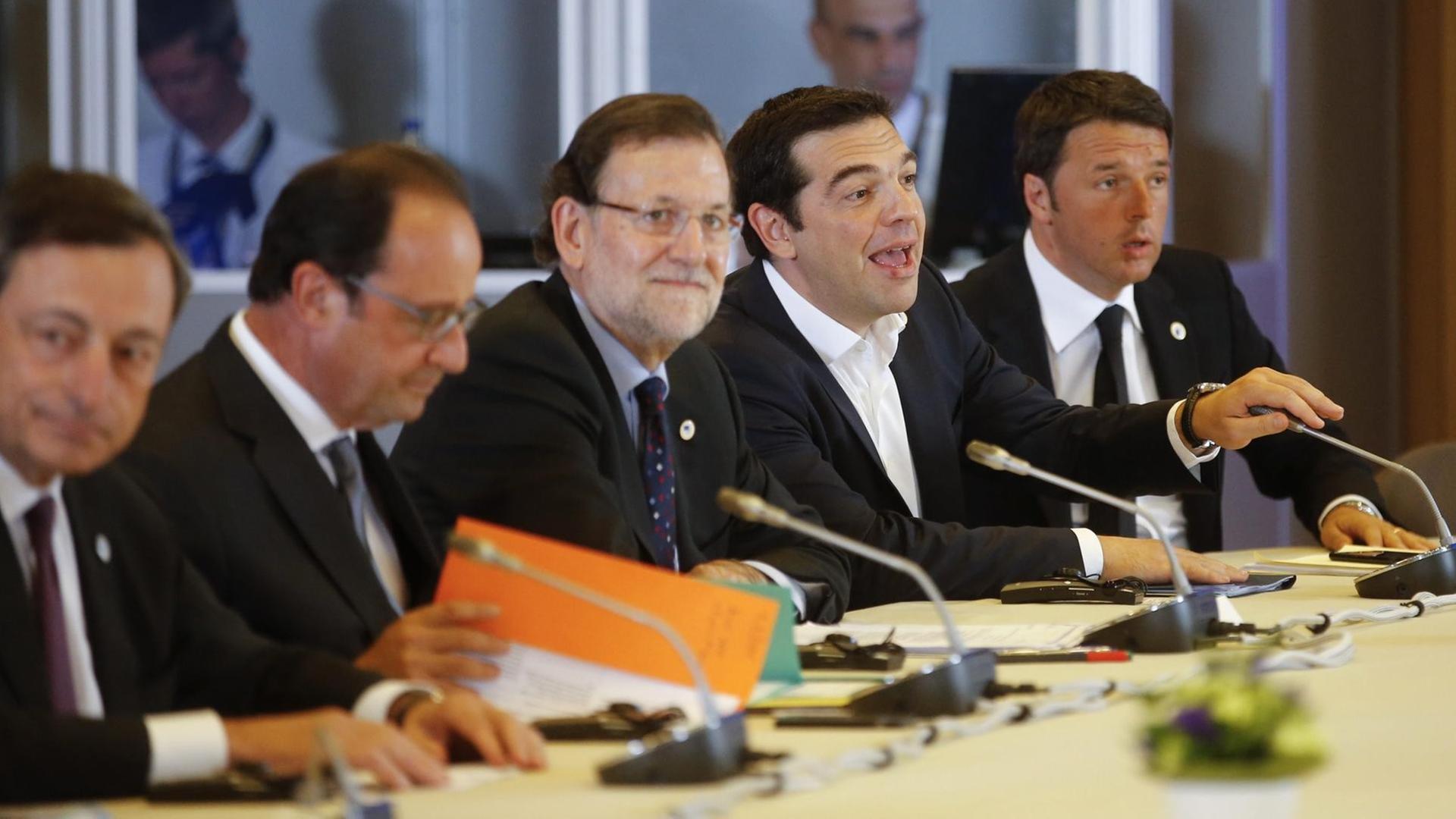 Draghi, Hollande, Rajoy, Tsipras und Renzi sitzen nebeneinander an einem Konferenztisch an Mikrofonen.