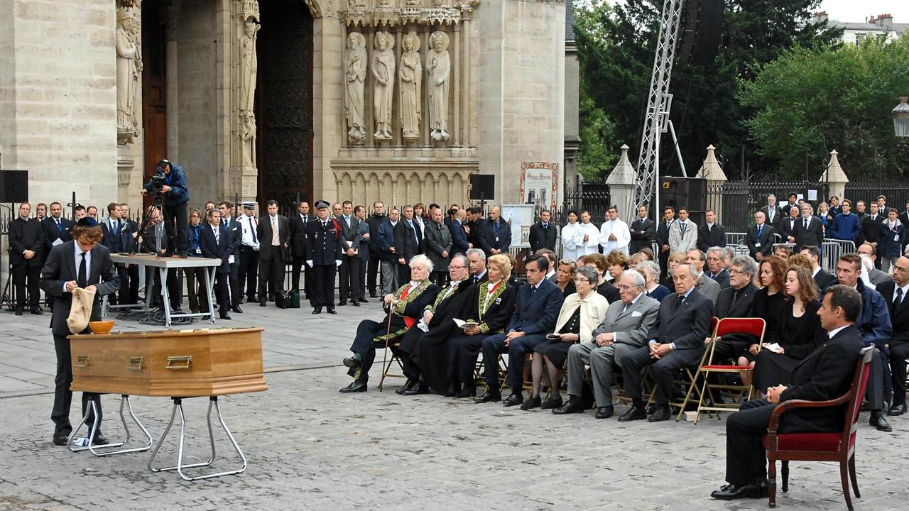 Trauerfeier für Kardinal Lustiger am 10. August 2007. Stille Andacht vor der Kathedrale von Notre Dame