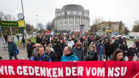 Demonstranten tregen ein Plakat mit der Aufschrift: "Wir gedenken der vom NSU Ermordeten. Das Problem heißt Rassismus" durch Berlin