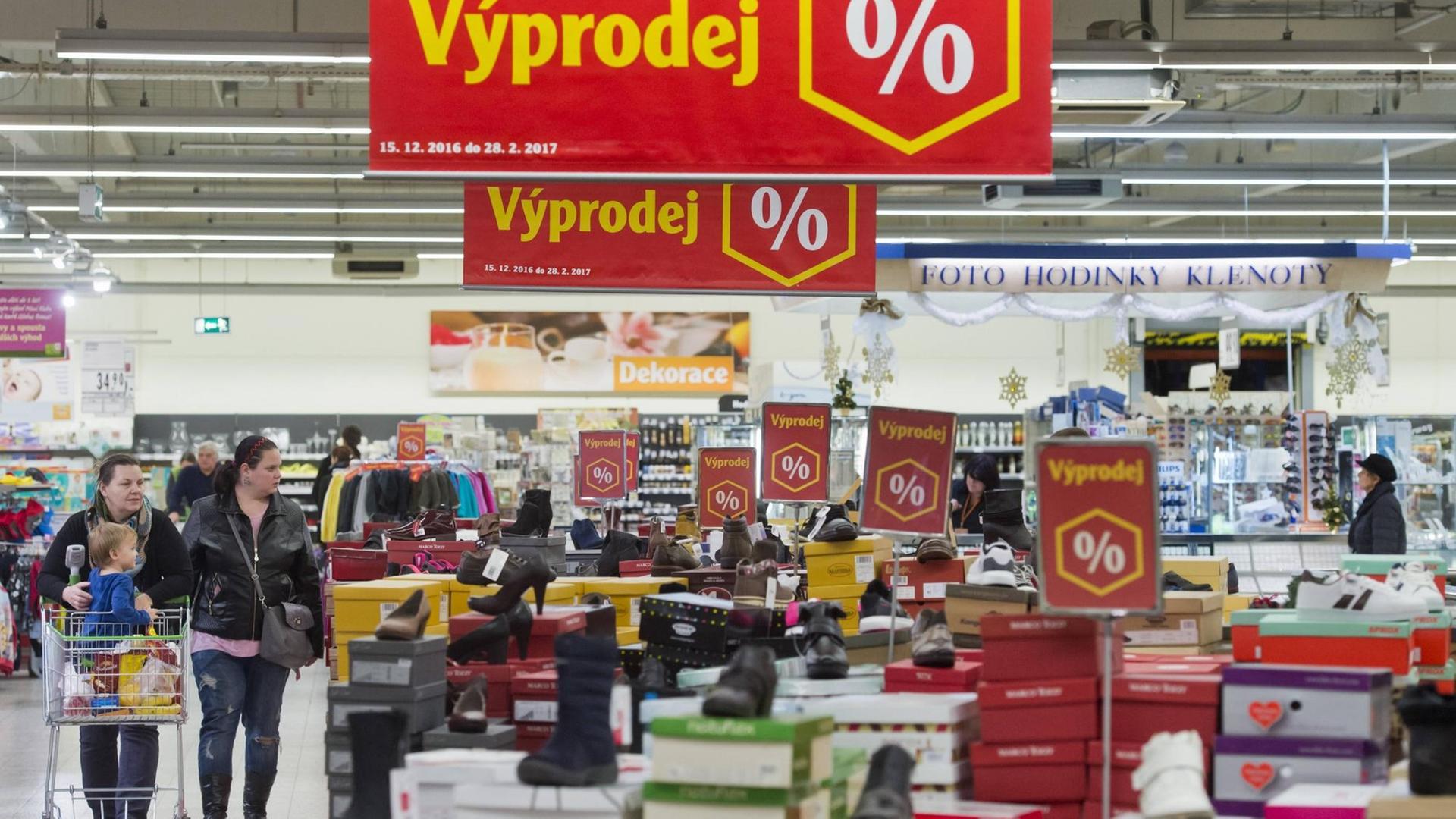 Große Schilder weisen in einem Supermarkt in Prag auf Sonderangebote hin.