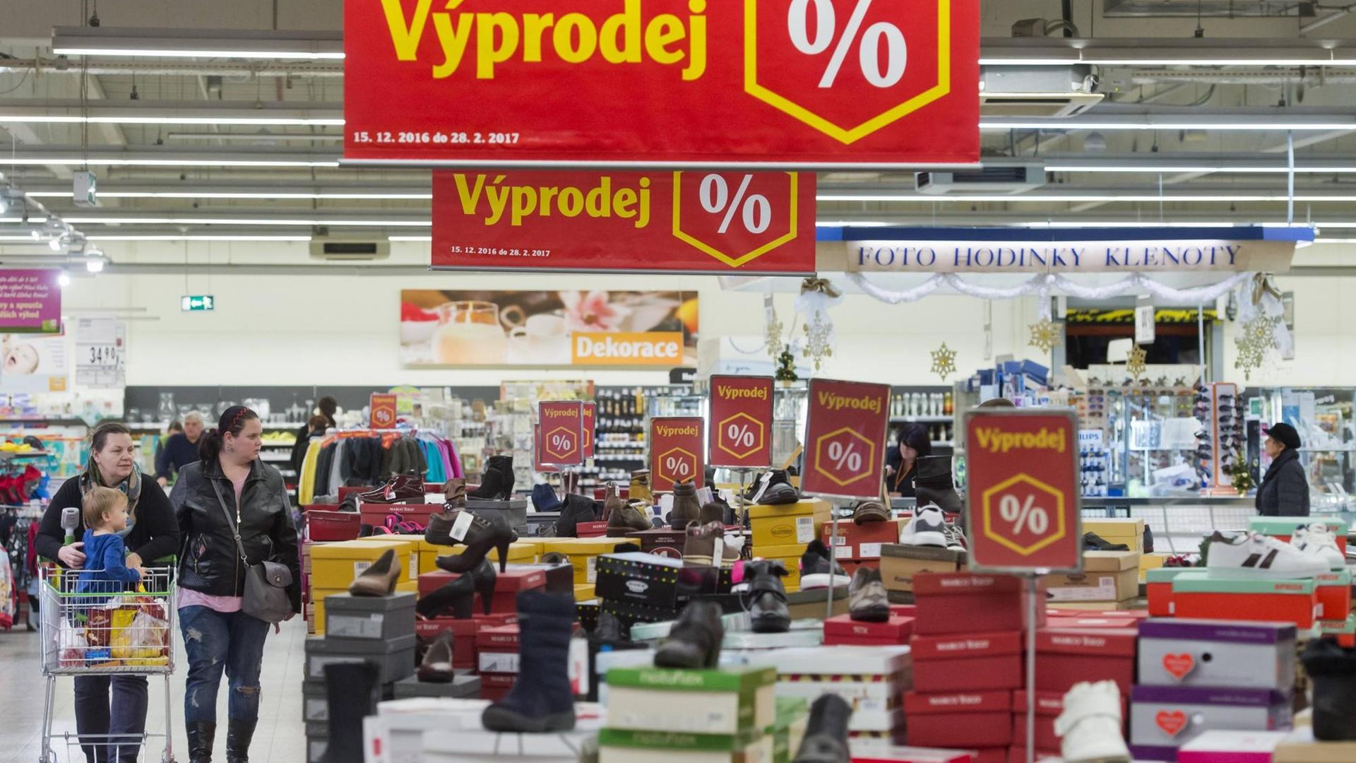 Große Schilder weisen in einem Supermarkt in Prag auf Sonderangebote hin. Große Schilder weisen in einem Supermarkt in Prag auf Sonderangebote hin.