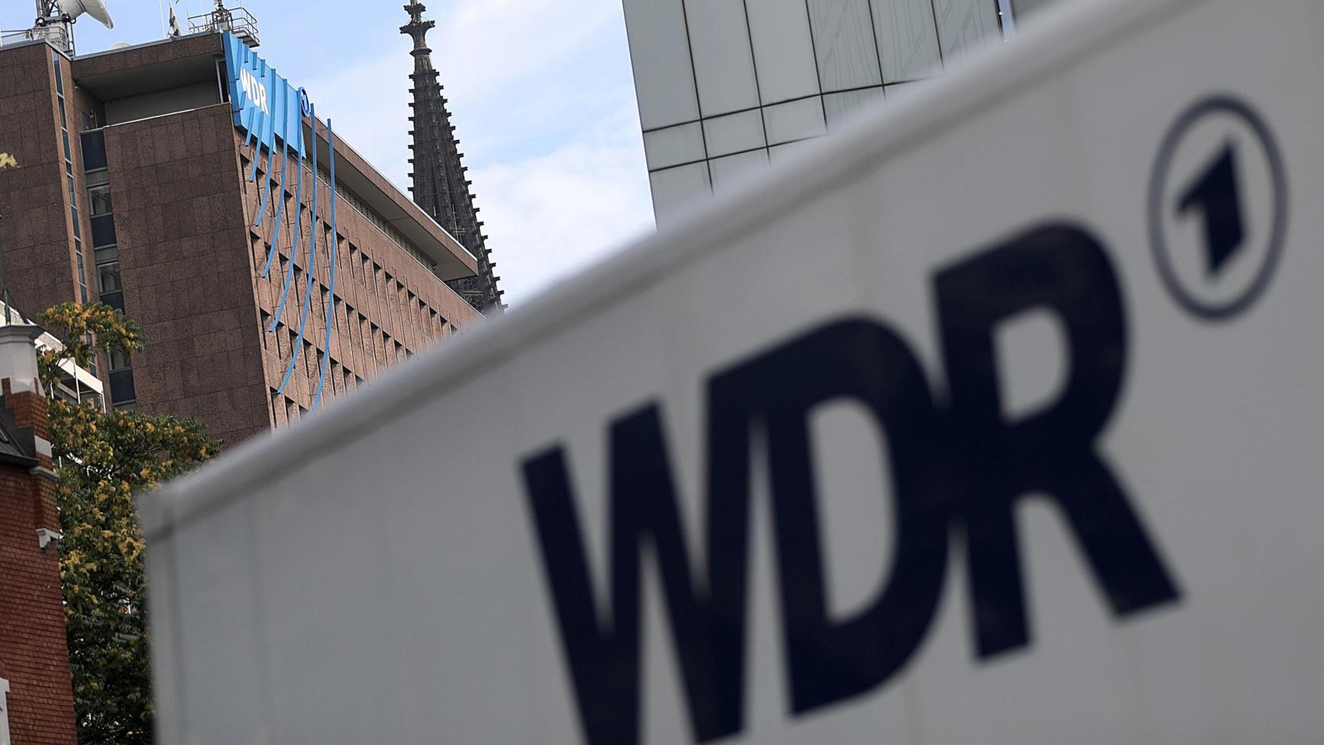 Ein Fahrzeug des Westdeutschen Rundfunks (WDR) steht vor dem Funkhaus. Ein Fahrzeug des Westdeutschen Rundfunks (WDR) steht vor dem Funkhaus.