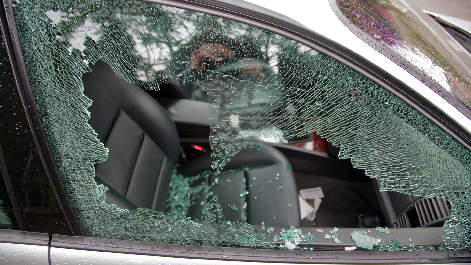 Das Fenster eines Autos wurde eingeschlagen. Das Fenster eines Autos wurde eingeschlagen.