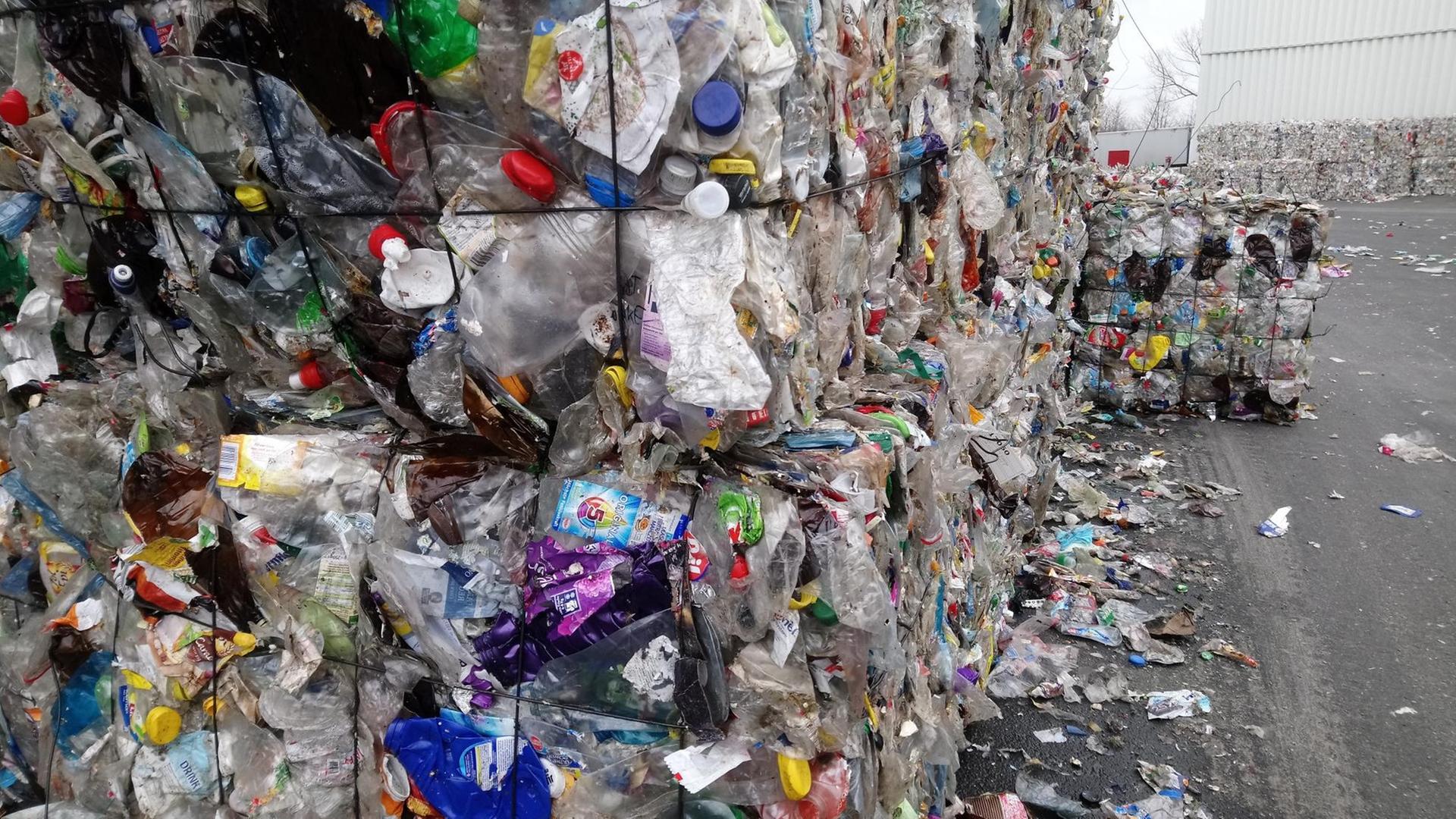 Es stehen riesige Gebinde von Plastimüll auf einem Hof in einer Müllsortieranlage Es stehen riesige Gebinde von Plastimüll auf einem Hof in einer Müllsortieranlage