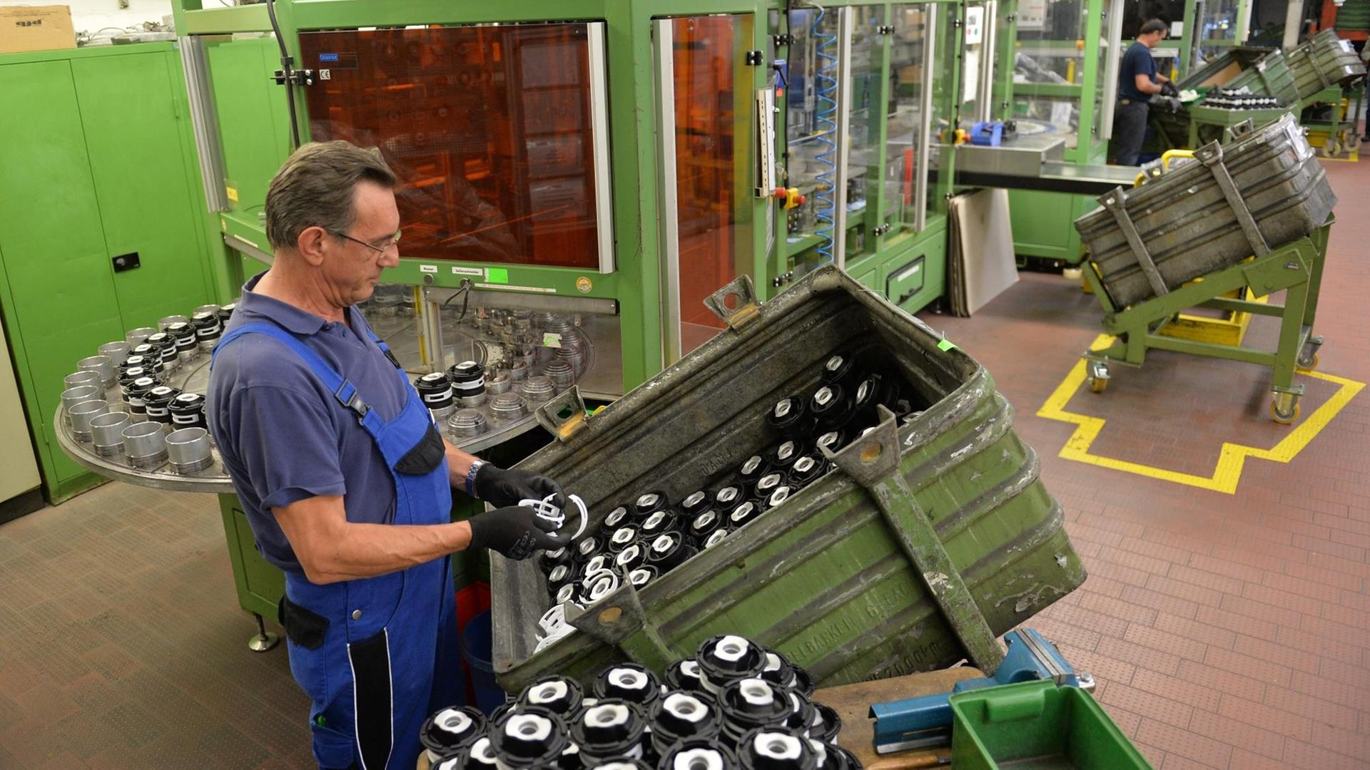 Ein Mitarbeiter des Autozulieferers Boge Elastmetall arbeitet in einer Werkshalle der Firma in Damme (Niedersachsen) in der Hydrolager-Montage. Ein Mitarbeiter des Autozulieferers Boge Elastmetall arbeitet in einer Werkshalle der Firma in Damme (Niedersachsen) in der Hydrolager-Montage.
