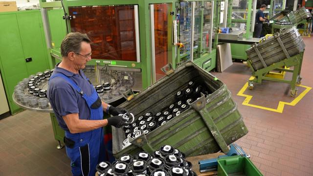 Ein Mitarbeiter des Autozulieferers Boge Elastmetall arbeitet in einer Werkshalle der Firma in Damme (Niedersachsen) in der Hydrolager-Montage.