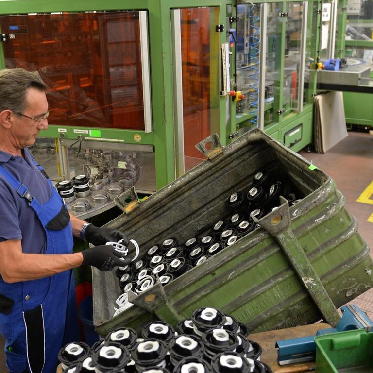 Ein Mitarbeiter des Autozulieferers Boge Elastmetall arbeitet in einer Werkshalle der Firma in Damme (Niedersachsen) in der Hydrolager-Montage.
