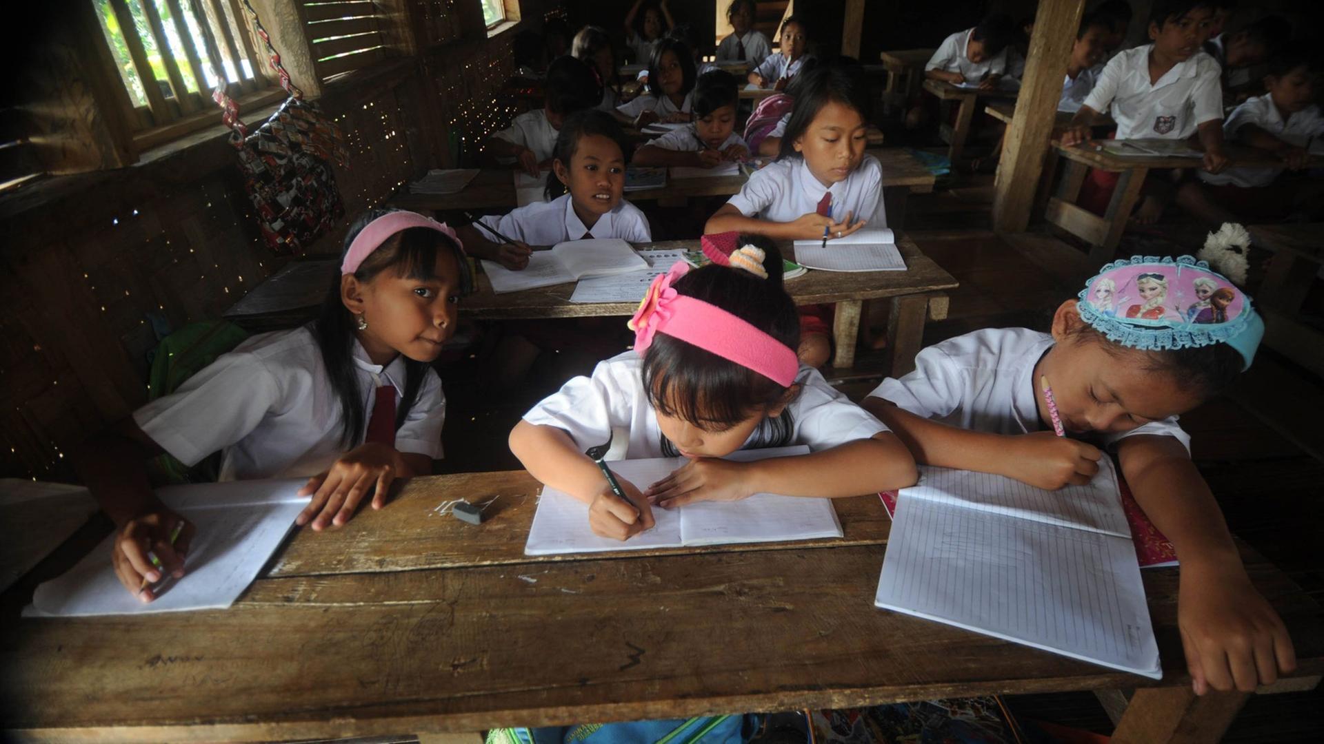 Schüler einer Grundschule in Bogor, einem Vorort der indonesischen Hauptstadt Jakarta