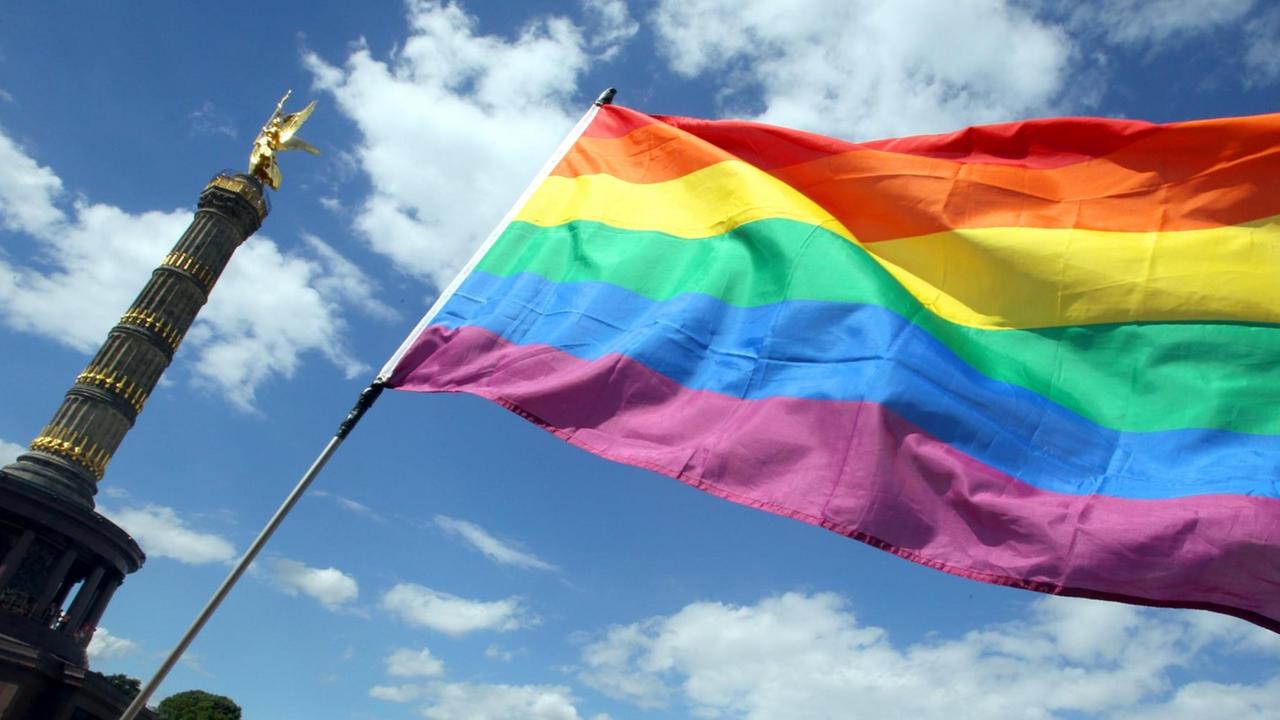 Eine Regenbogen-Fahne weht beim "Christopher Street Day" in Berlin.