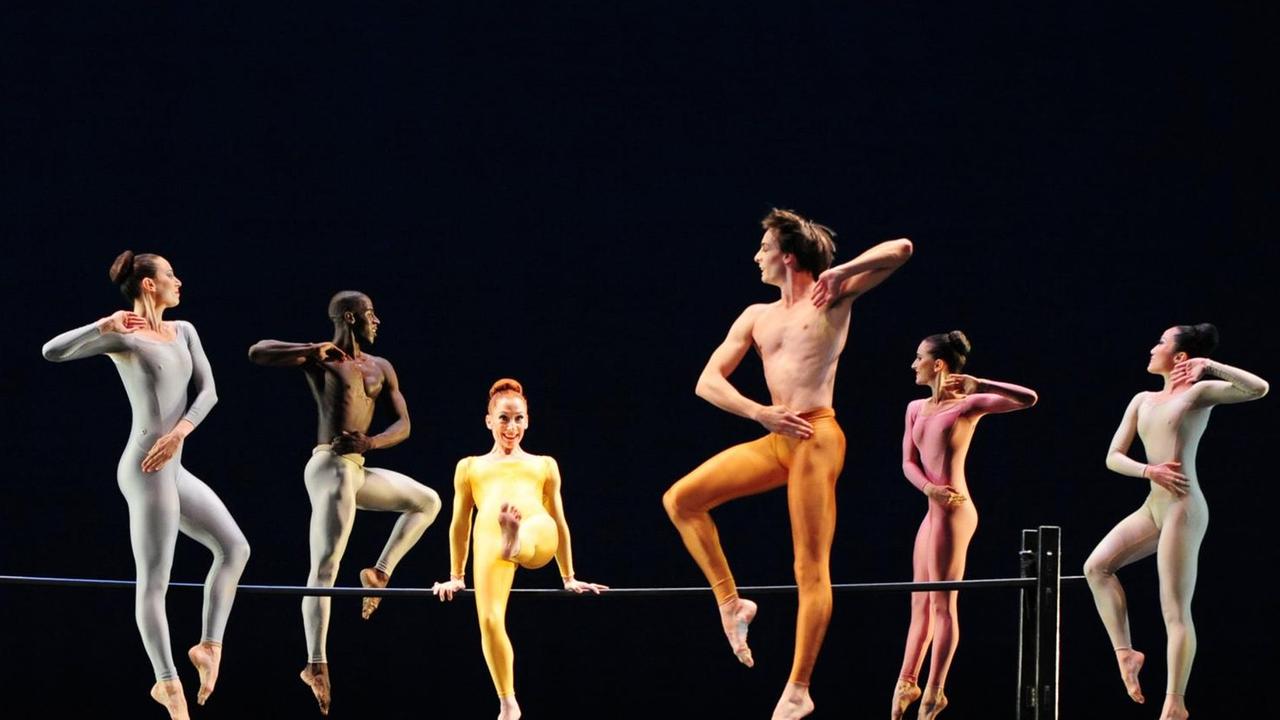 Mitglieder der Martha Graham Dance Company (USA) tanzen während einer Fotoprobe am Freitag (04.07.2008) auf der Bühne der Staatsoper in Berlin.