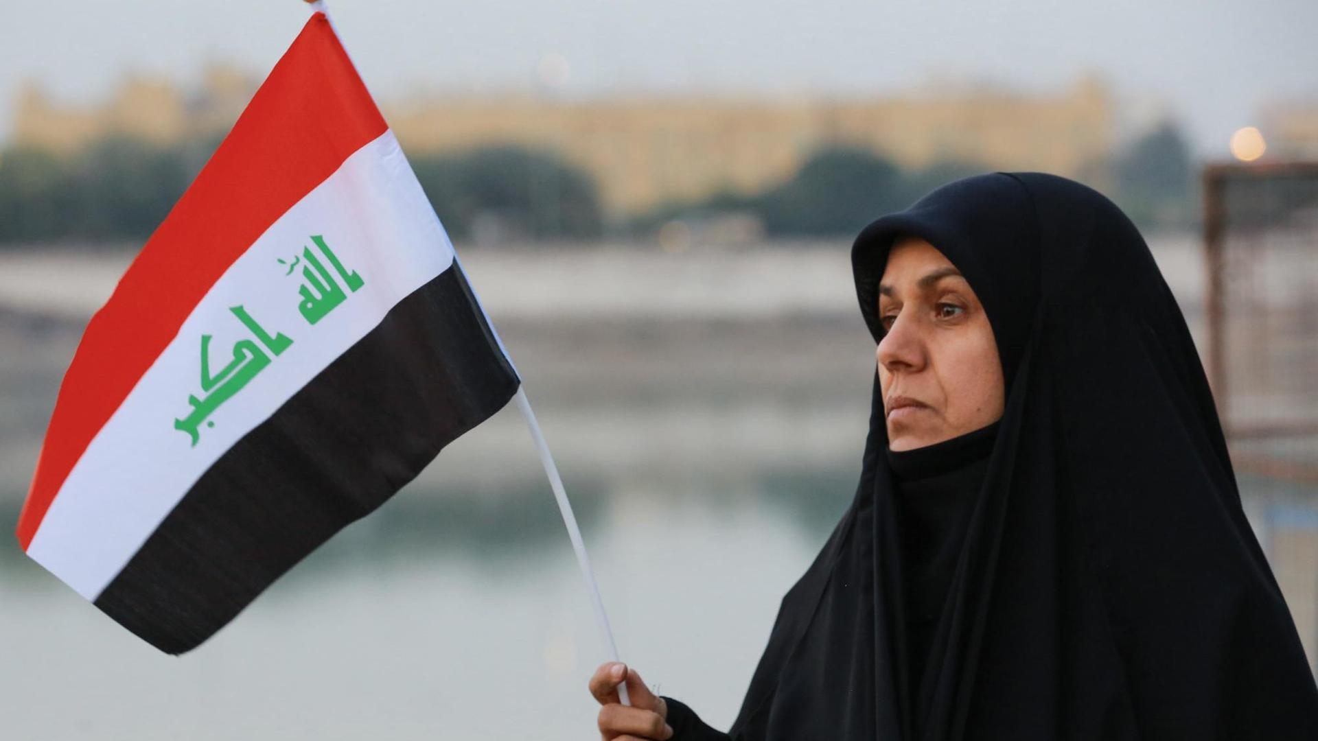 03.01.2020, Irak, Bagdad: Teilnehmerin einer Demonstration während eines Protestes gegen einen US-Luftangriff im Irak, bei dem der iranische General Soleimani getötet wurde 03.01.2020, Irak, Bagdad: Teilnehmerin einer Demonstration während eines Protestes gegen einen US-Luftangriff im Irak, bei dem der iranische General Soleimani getötet wurde