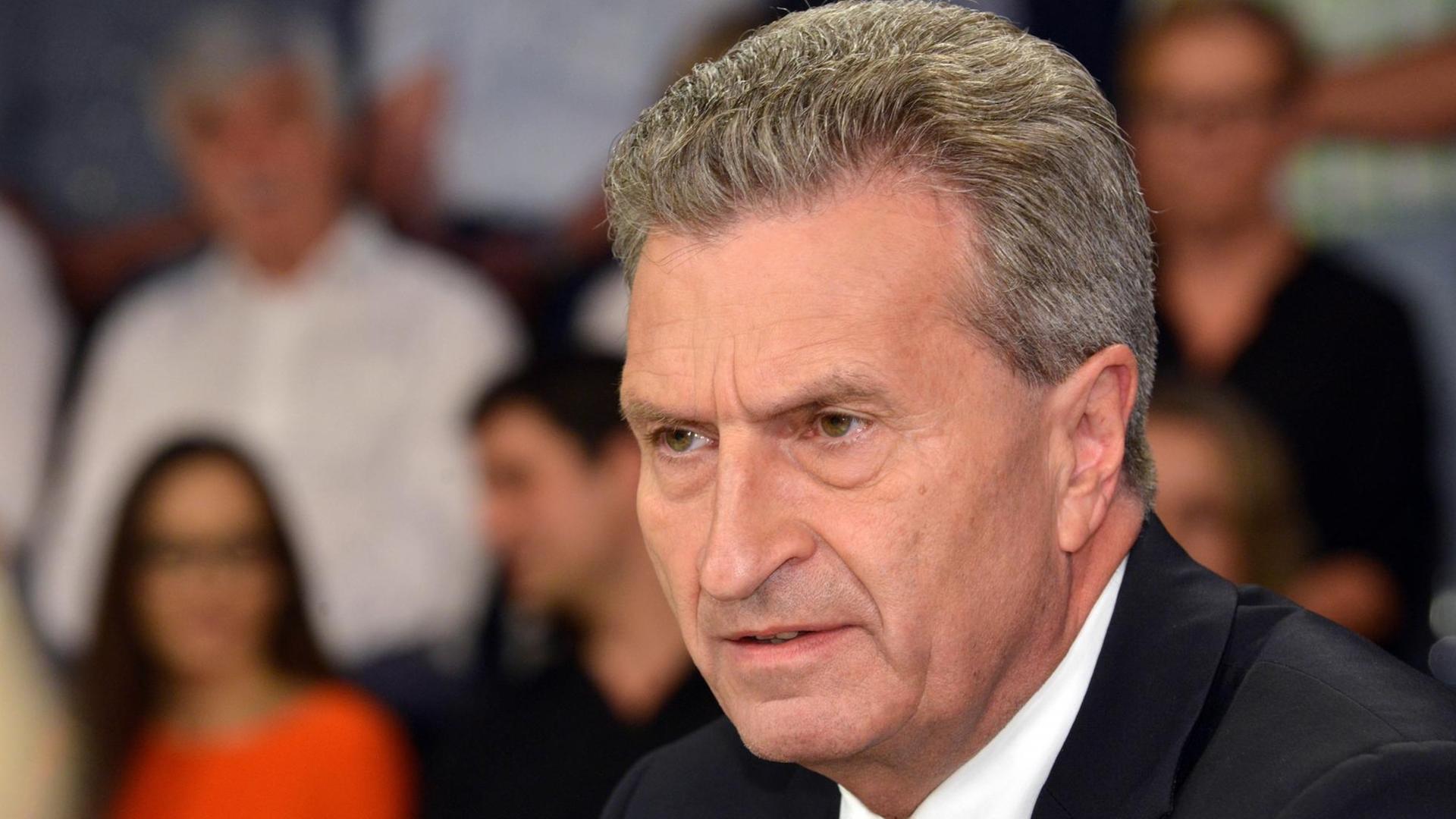 Günther Oettinger, EU-Kommissar (CDU), aufgenommen am 23.06.2016 während der ZDF-Talksendung "Maybrit Illner" Günther Oettinger, EU-Kommissar (CDU), aufgenommen am 23.06.2016 während der ZDF-Talksendung "Maybrit Illner"