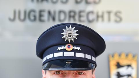 Ein Polizist vor dem "Haus des Jugendrechts" in Mannheim in Baden-Württemberg