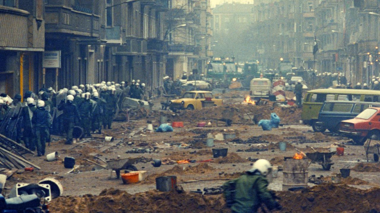 Mainzer Straße in Berlin-Friedrichshain. Im November 1990 wurden dort mehrere besetzte Häuser von der Polizei geräumt. 