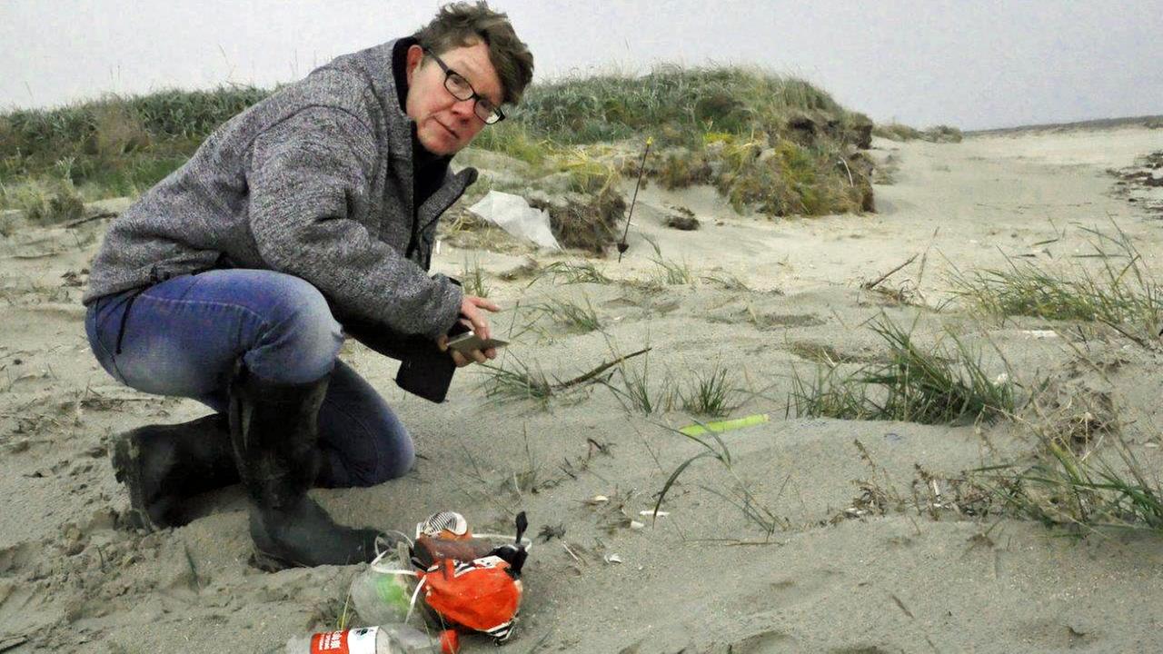 Plastik verrottet einfach nicht: Jennifer Timrott von "Küste gegen Plastik" am Strand.