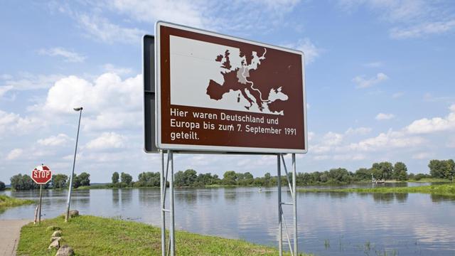 Hinweisschild auf die ehemalige DDR-Grenze in Schnackenburg, Naturpark Elbufer-Drawehn.