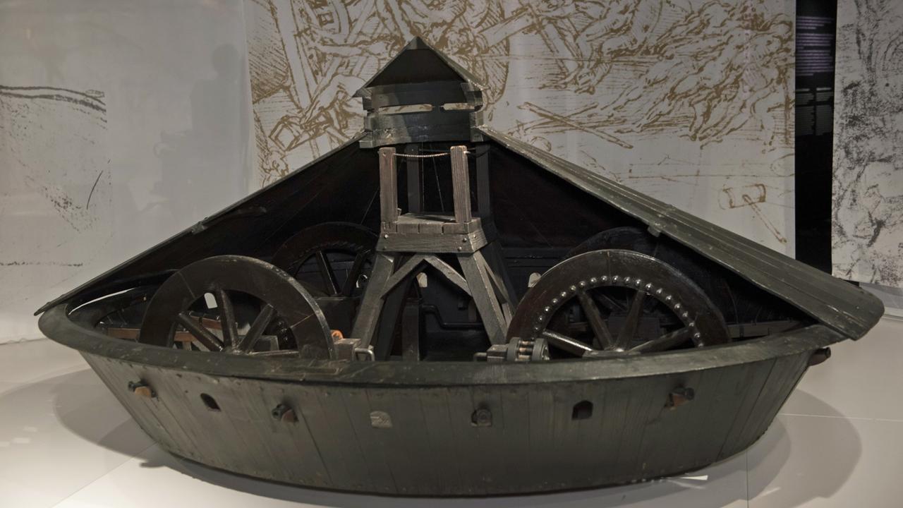 Im Science Museum in London ist in der Leonardo-Ausstellung "The Mechanics of Genius" das Modell eines Pantzerwagens ausgestellt.