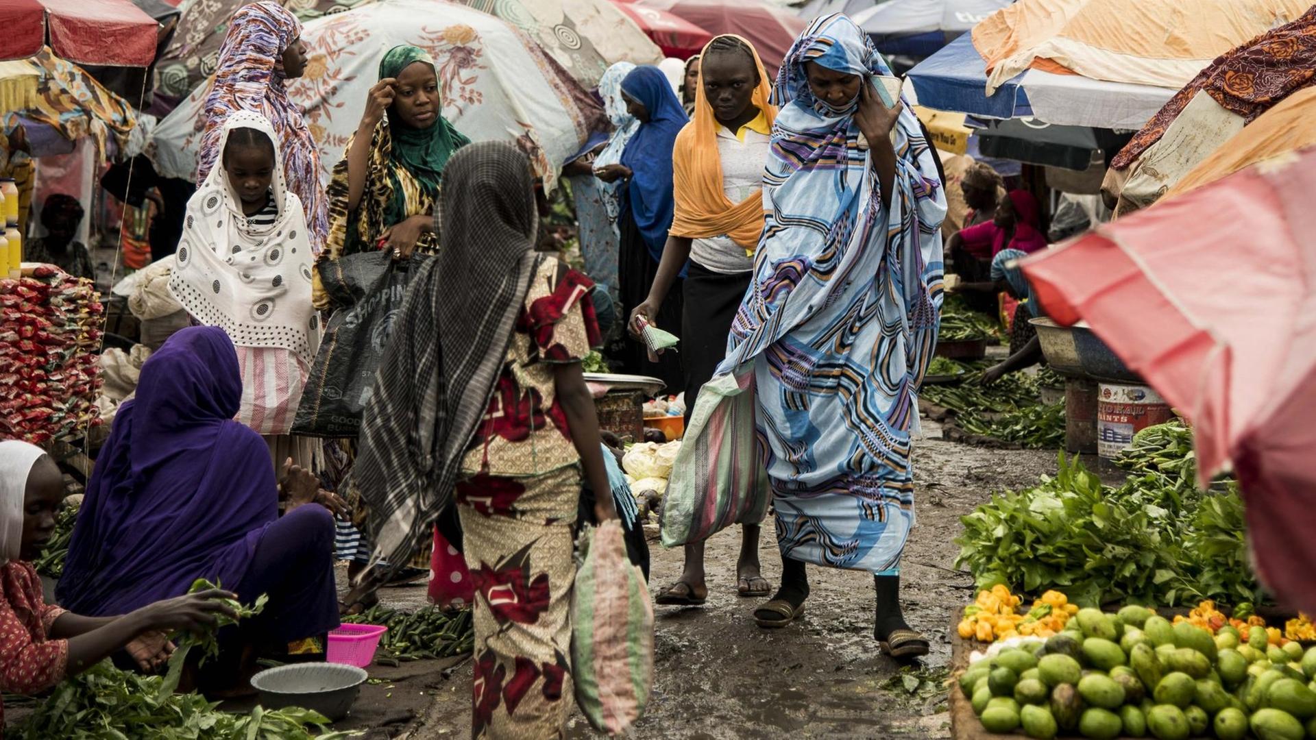 Menschen im Tschad auf dem Markt