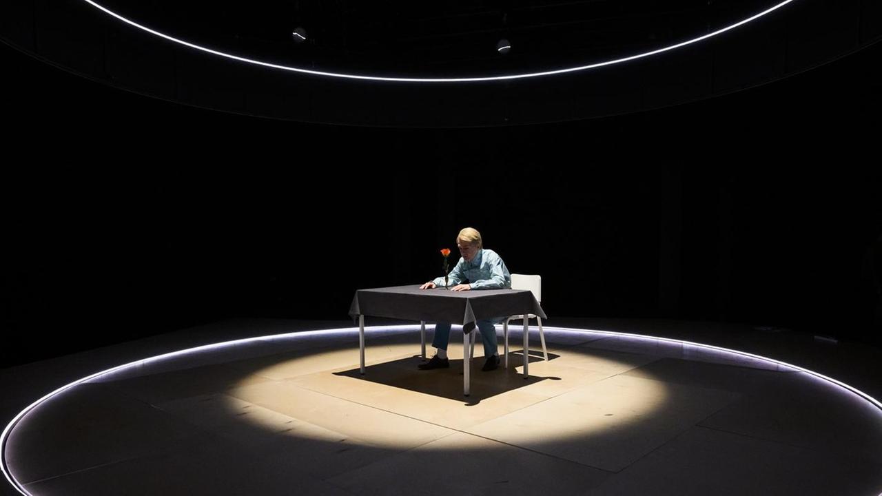 Schauspieler Tilo Krügel sitzt im Stück "Widerstand" von Lukas Rietzschel am Schauspiel Leipzig auf der Bühne an einem Tisch im Rampenlicht. Schauspieler Tilo Krügel sitzt im Stück "Widerstand" von Lukas Rietzschel am Schauspiel Leipzig auf der Bühne an einem Tisch im Rampenlicht.