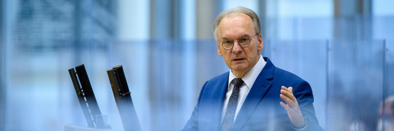 Haseloff steht im Landtag am Rednerpult Haseloff steht im Landtag am Rednerpult