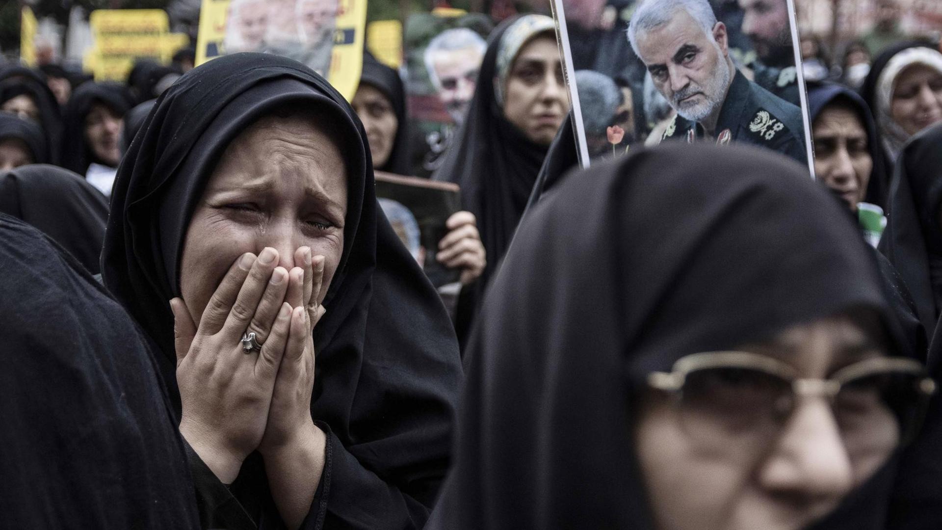 Iranische Frauen trauern um General Soleimani, der vom amerikanischen Militär getötet worden ist. Iranische Frauen trauern um General Soleimani, der vom amerikanischen Militär getötet worden ist.