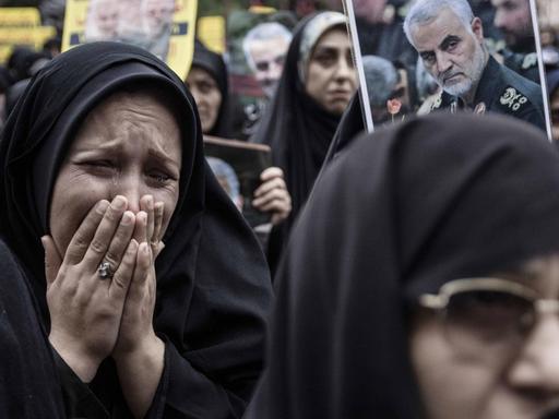 Iranische Frauen trauern um General Soleimani, der vom amerikanischen Militär getötet worden ist.