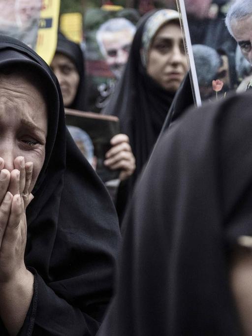 Iranische Frauen trauern um General Soleimani, der vom amerikanischen Militär getötet worden ist.