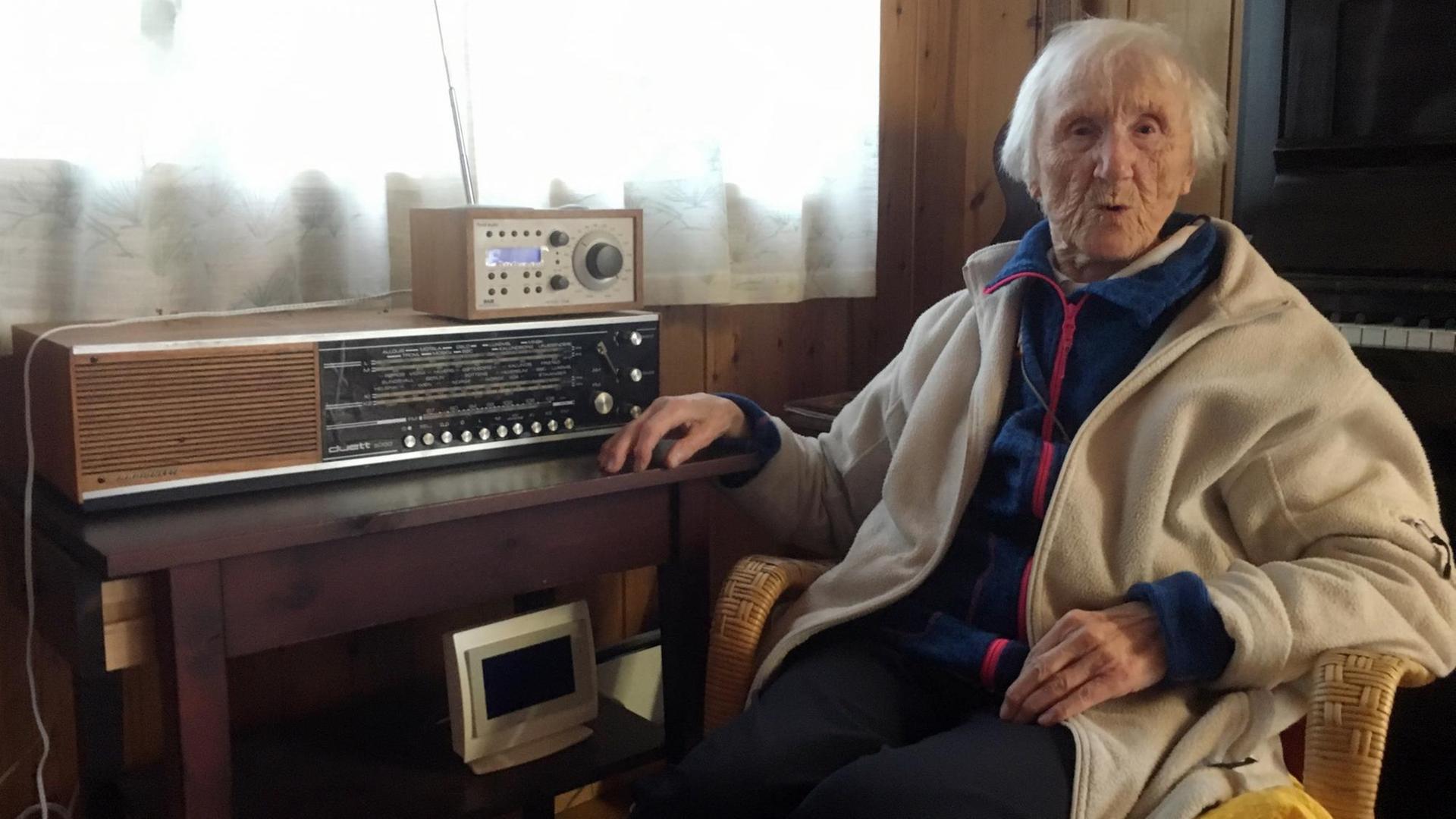 Die 98-jährige Judith Haaland mit ihrem Radio in Stavanger, Norwegen (2017) Die 98-jährige Judith Haaland mit ihrem Radio in Stavanger, Norwegen (2017)