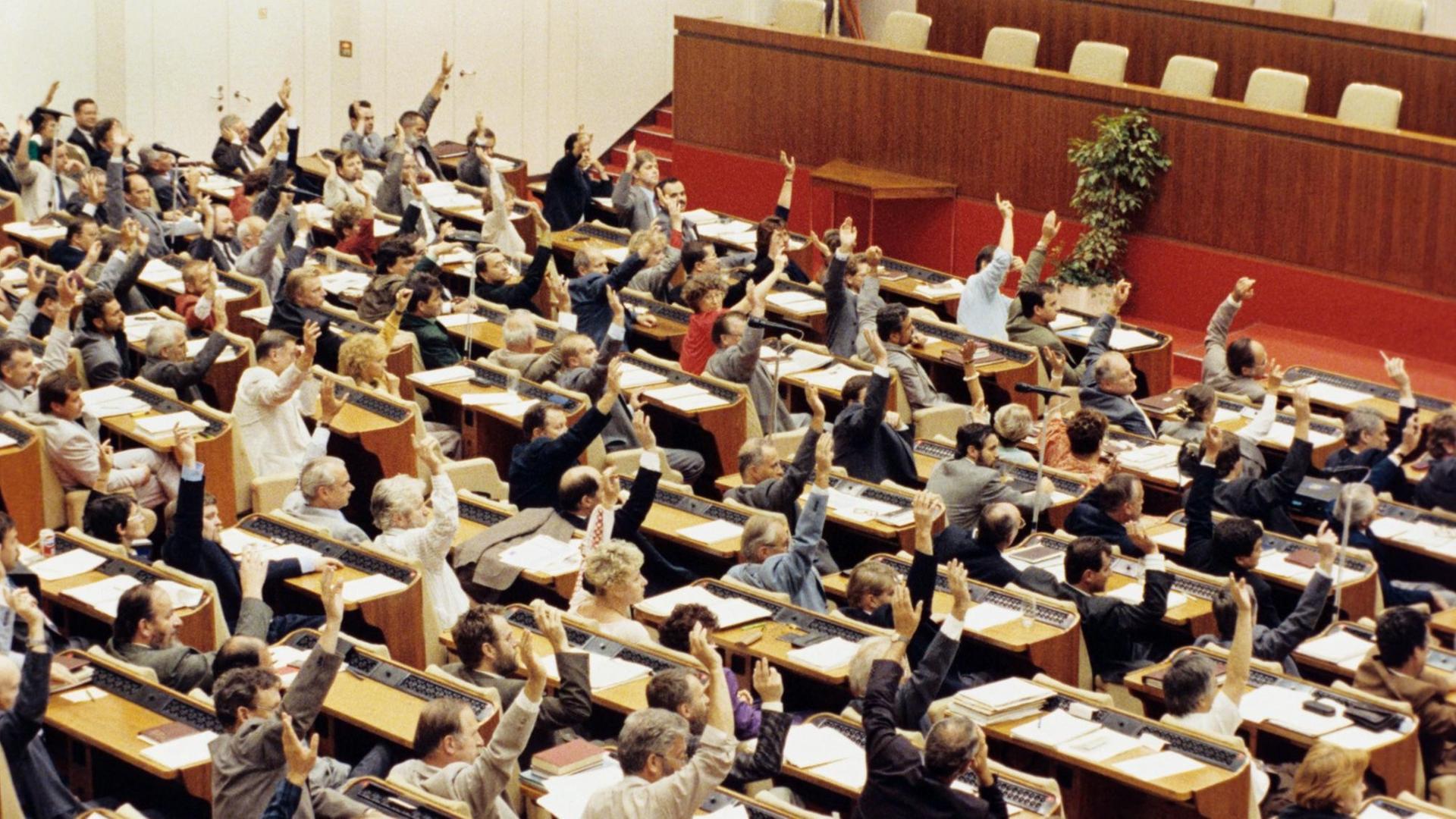Die Mitglieder der DDR-Volkskammer bei der Abstimmung über den Beitritt zur BRD am 23. August 1990. Die Mitglieder der DDR-Volkskammer bei der Abstimmung über den Beitritt zur BRD am 23. August 1990.