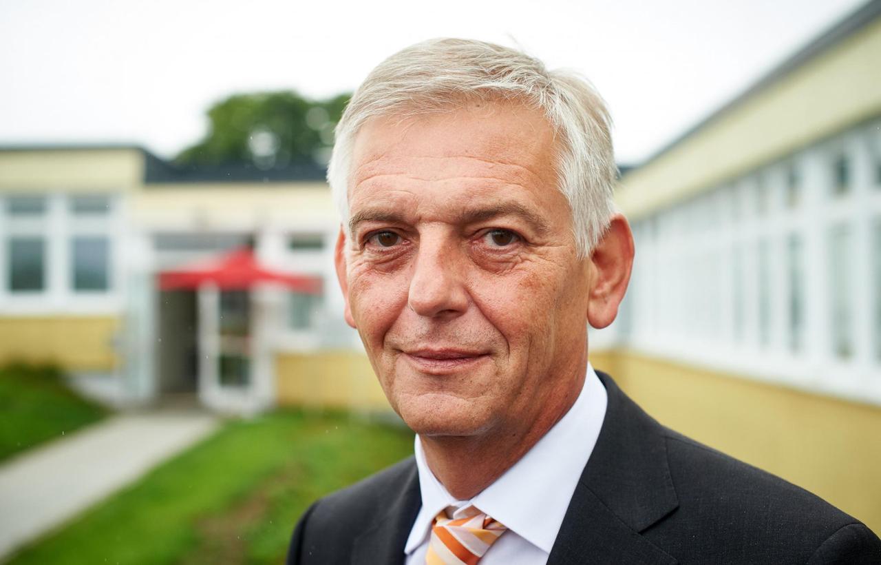 Manfred Schmidt, der Präsident des Bundesamtes für Migration und Flüchtlinge, vor der rstaufnahme-Einrichtung Siegen-Wittgenstein. Manfred Schmidt, der Präsident des Bundesamtes für Migration und Flüchtlinge, vor der rstaufnahme-Einrichtung Siegen-Wittgenstein.