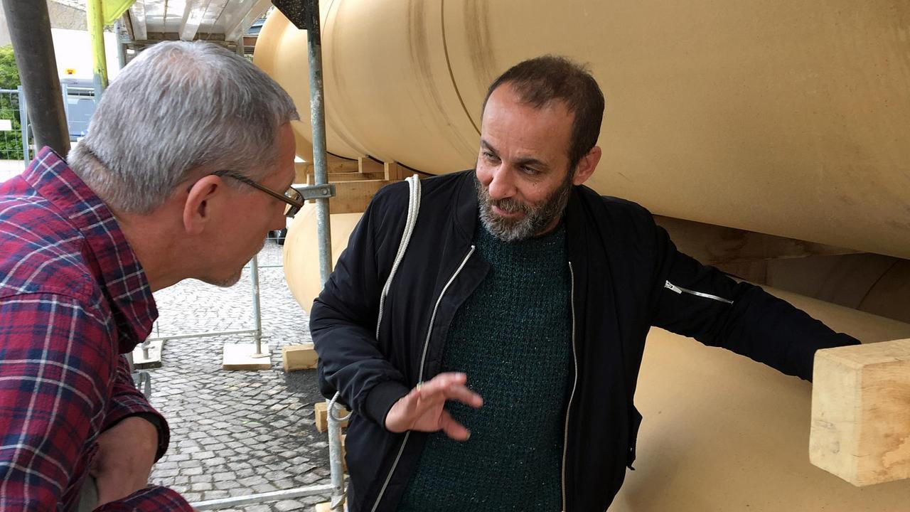 Hiwa K während des Aufbaus seiner documenta-Skulptur Hiwa K während des Aufbaus seiner documenta-Skulptur