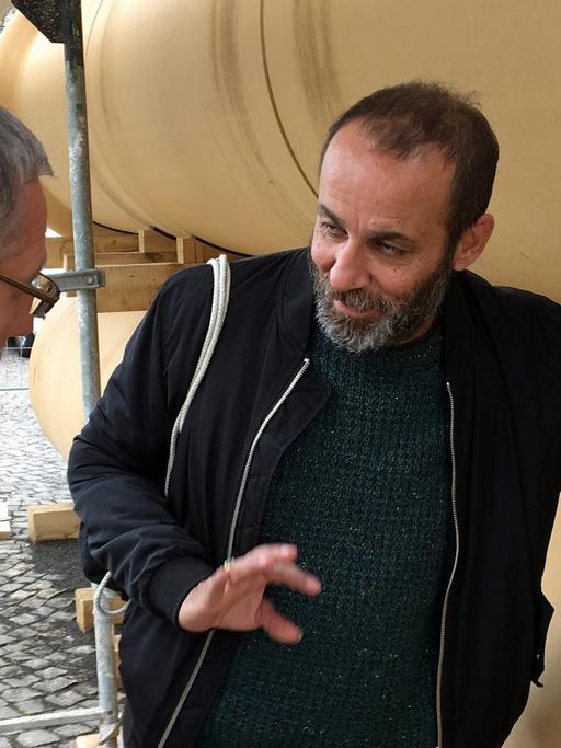 Hiwa K während des Aufbaus seiner documenta-Skulptur