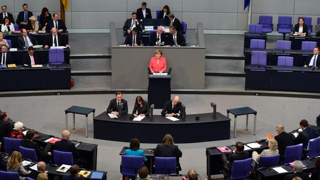 Bundeskanzlerin Angela Merkel hält ihre Rede zum Auftakt der Sondersitzung im Bundestag.