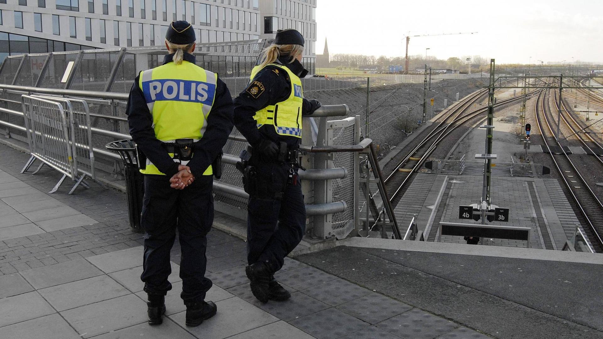 Polizistinnen bei Kontrollen an der Bahnstation Hyllie in Malmö in Schweden Polizistinnen bei Kontrollen an der Bahnstation Hyllie in Malmö in Schweden