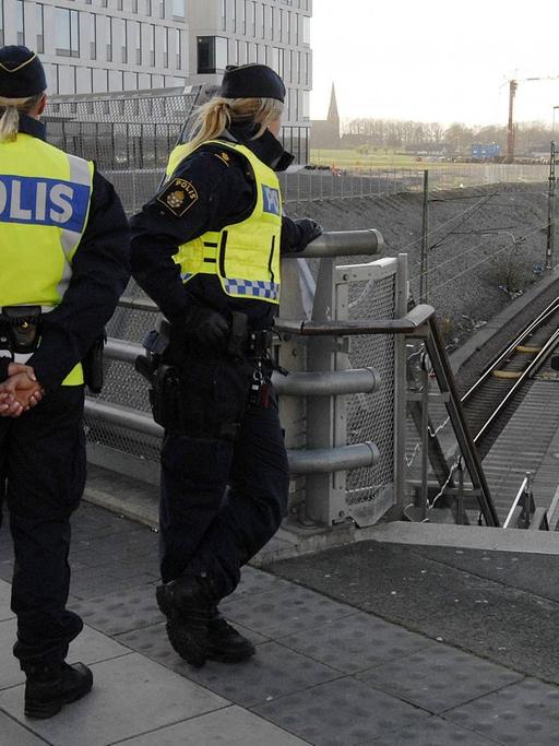 Polizistinnen bei Kontrollen an der Bahnstation Hyllie in Malmö in Schweden