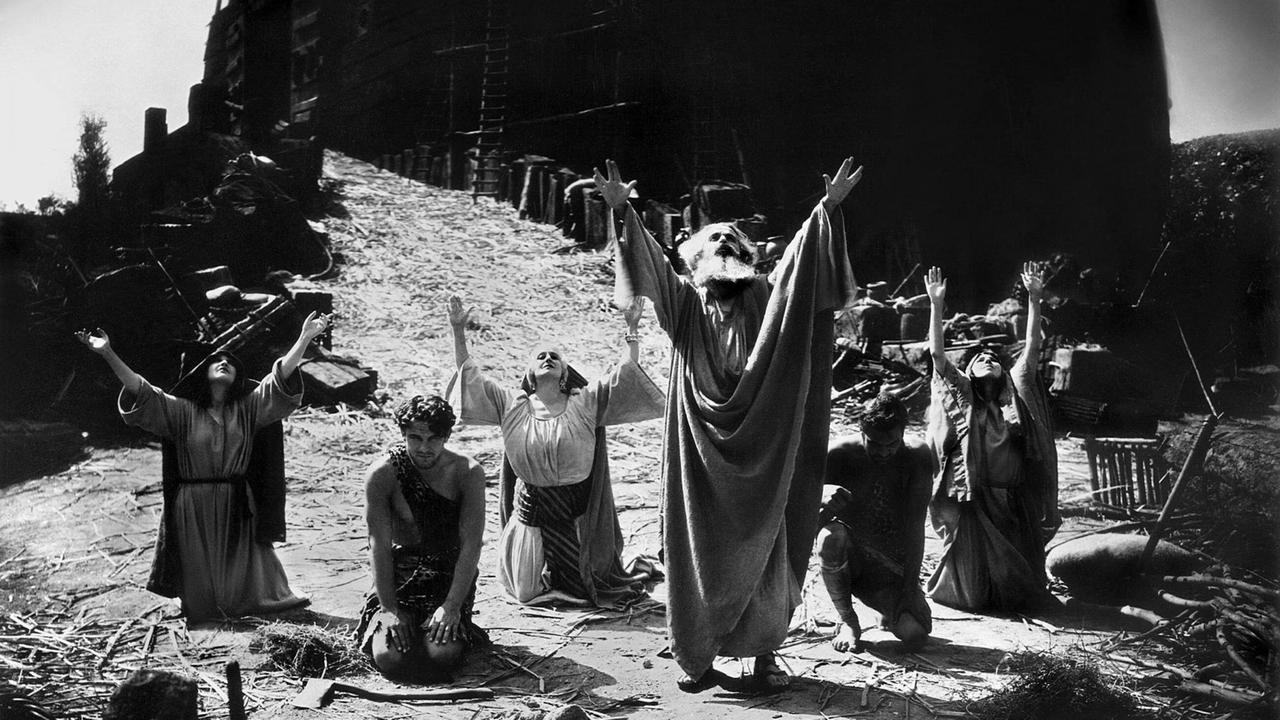Noah und sein Gefolge beten zum zürnenden Gott - Szene aus dem Film: "Die Sintflut"", USA 1928, Regie Michael Curtiz 