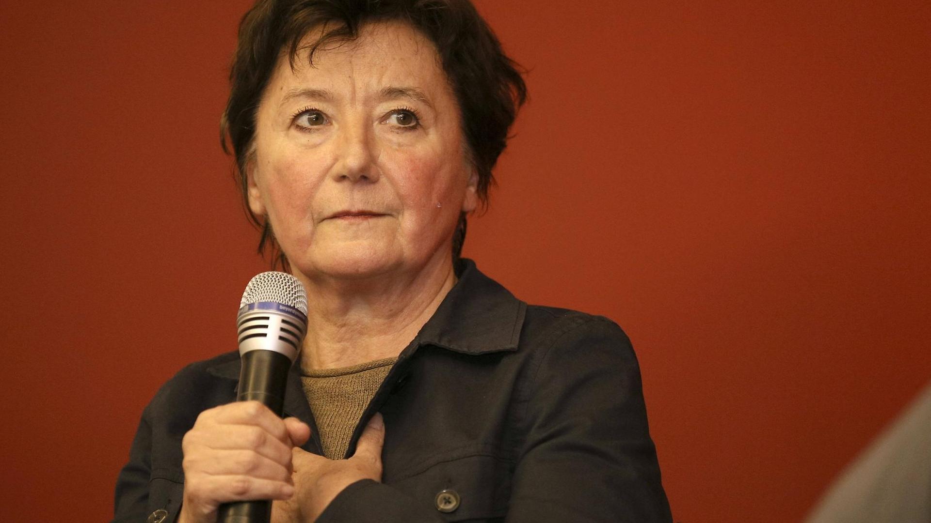 Brigitte Fehrle im Porträt mit einem Mikrofon ini der Hand Brigitte Fehrle im Porträt mit einem Mikrofon ini der Hand