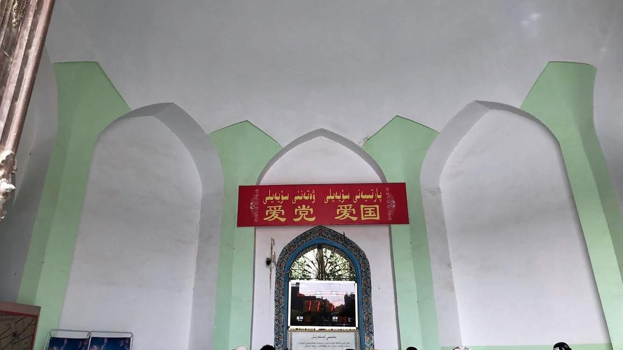 Moschee in Kashgar mit Slogan "Liebe die Partei, liebe das Land"
