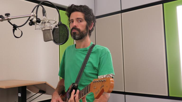 Der Musiker Devendra Banhart zu Gast im Studio von Deutschlandradio Kultur. Der Musiker Devendra Banhart zu Gast im Studio von Deutschlandradio Kultur.