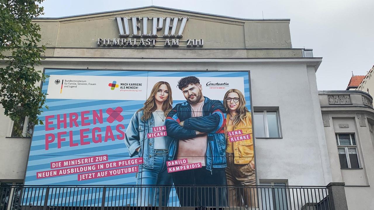 Am Berliner "Delphi"-Kino hängt ein Werbeplakat der Videoserie "Ehrenpflegas." Am Berliner "Delphi"-Kino hängt ein Werbeplakat der Videoserie "Ehrenpflegas."