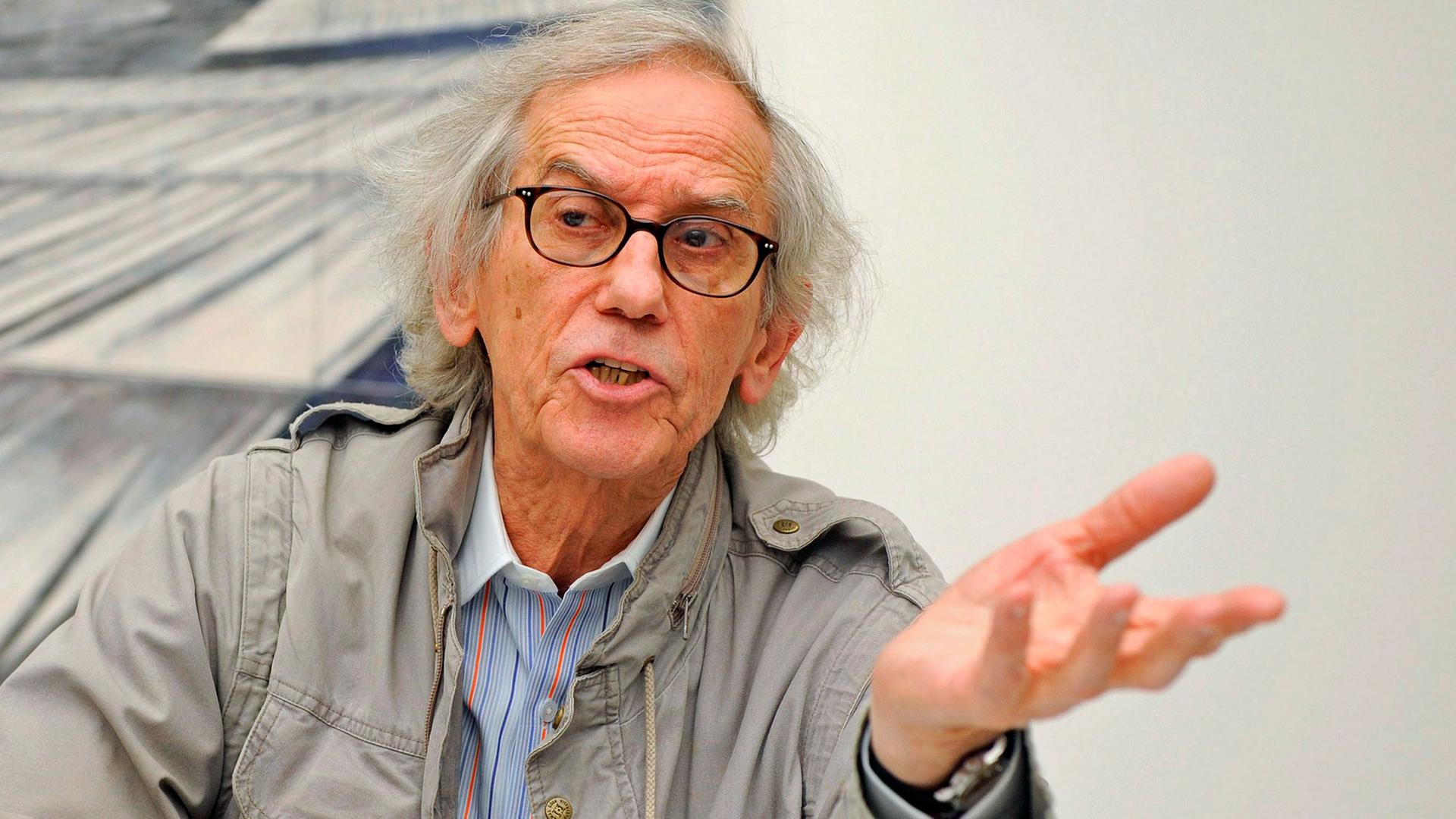 Der Künstler Christo, aufgenommen am 11.2.2009 während einer Pressekonferenz in Lausanne in der Schweiz Der Künstler Christo, aufgenommen am 11.2.2009 während einer Pressekonferenz in Lausanne in der Schweiz