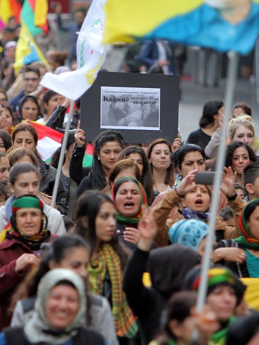 Mehrere hundert kurdische Demonstranten und deren Anhänger demonstrieren am 07.10.2014 in Münster (Nordrhein-Westfalen) gegen den Terror der IS Miliz in Nordsyrien an der türkischen Grenze. Mit Protestaktionen und Besetzungen haben kurdische Demonstranten in vielen deutschen und europäischen Städten auf die verzweifelte Lage in der umkämpften syrischen Grenzstadt Kobane aufmerksam gemacht.