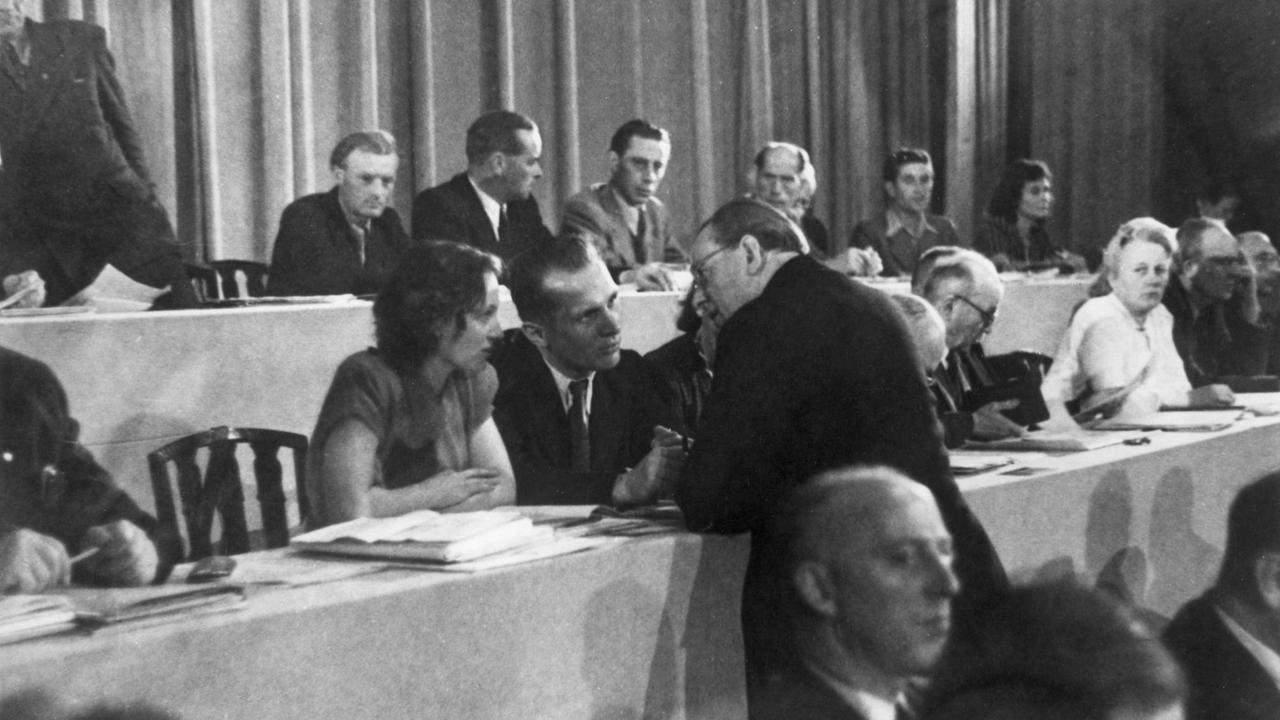 Otto Grotewohl und Erich Honecker mit Ehefrau Margot am 30. Mai 1949 beim Dritten Deutschen Volkskongress im Berliner Admiralspalast, heute Metropol-Theater
