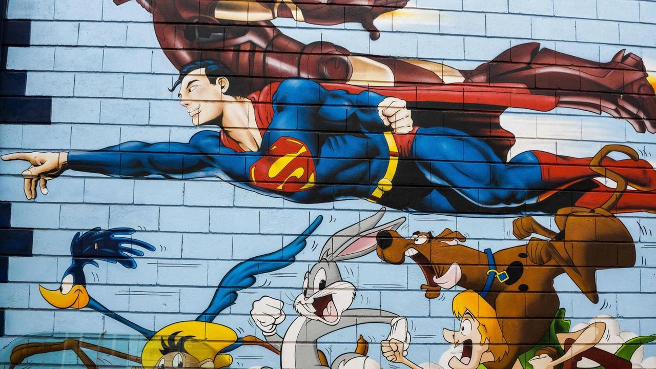 Eine bemalte Hauswand mit Comicfiguren: Speedy Conzales, Bugs Bunny, Superman Eine bemalte Hauswand mit Comicfiguren: Speedy Conzales, Bugs Bunny, Superman