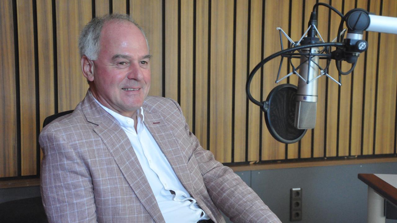 Wilhelm Schmid in einem Studio von Deutschlandradio Kultur Wilhelm Schmid in einem Studio von Deutschlandradio Kultur