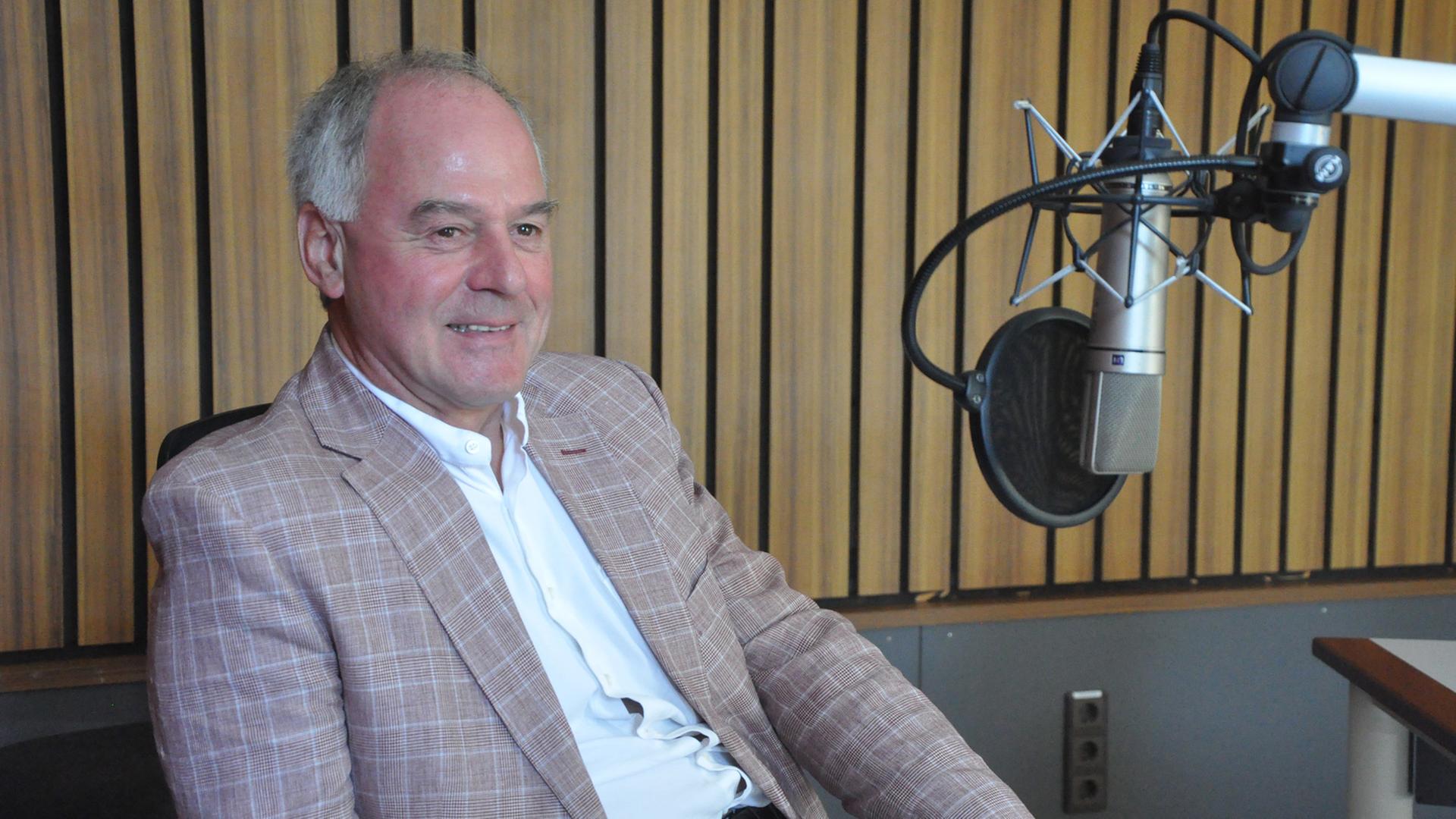 Wilhelm Schmid in einem Studio von Deutschlandradio Kultur Wilhelm Schmid in einem Studio von Deutschlandradio Kultur