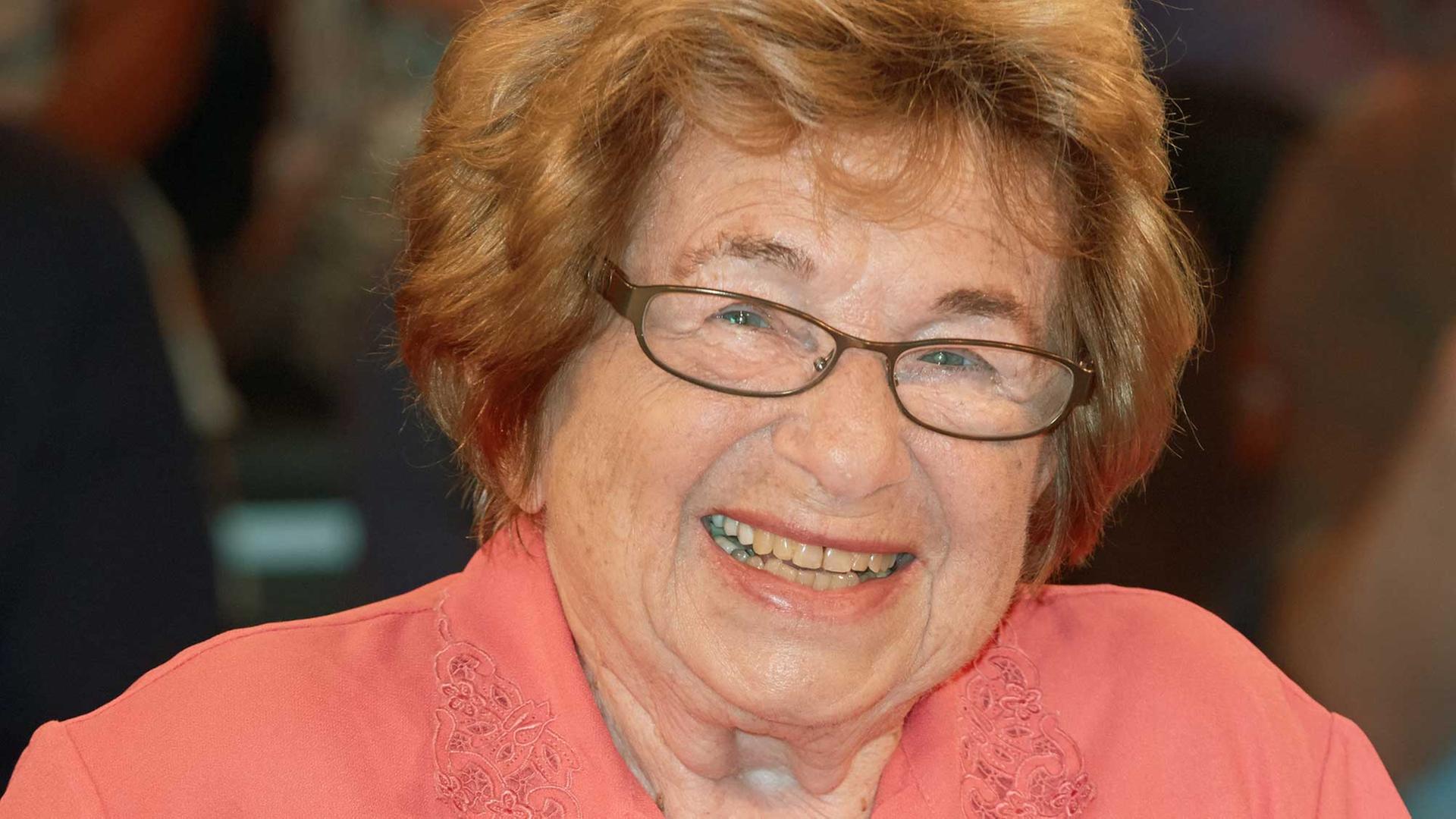 Die deutsch-amerikanische Sexualtherapeutin und Sachbuchautorin Ruth Westheimer in Hamburg nach der Aufzeichnung der ZDF-Talkshow "Markus Lanz". Die deutsch-amerikanische Sexualtherapeutin und Sachbuchautorin Ruth Westheimer in Hamburg nach der Aufzeichnung der ZDF-Talkshow "Markus Lanz".
