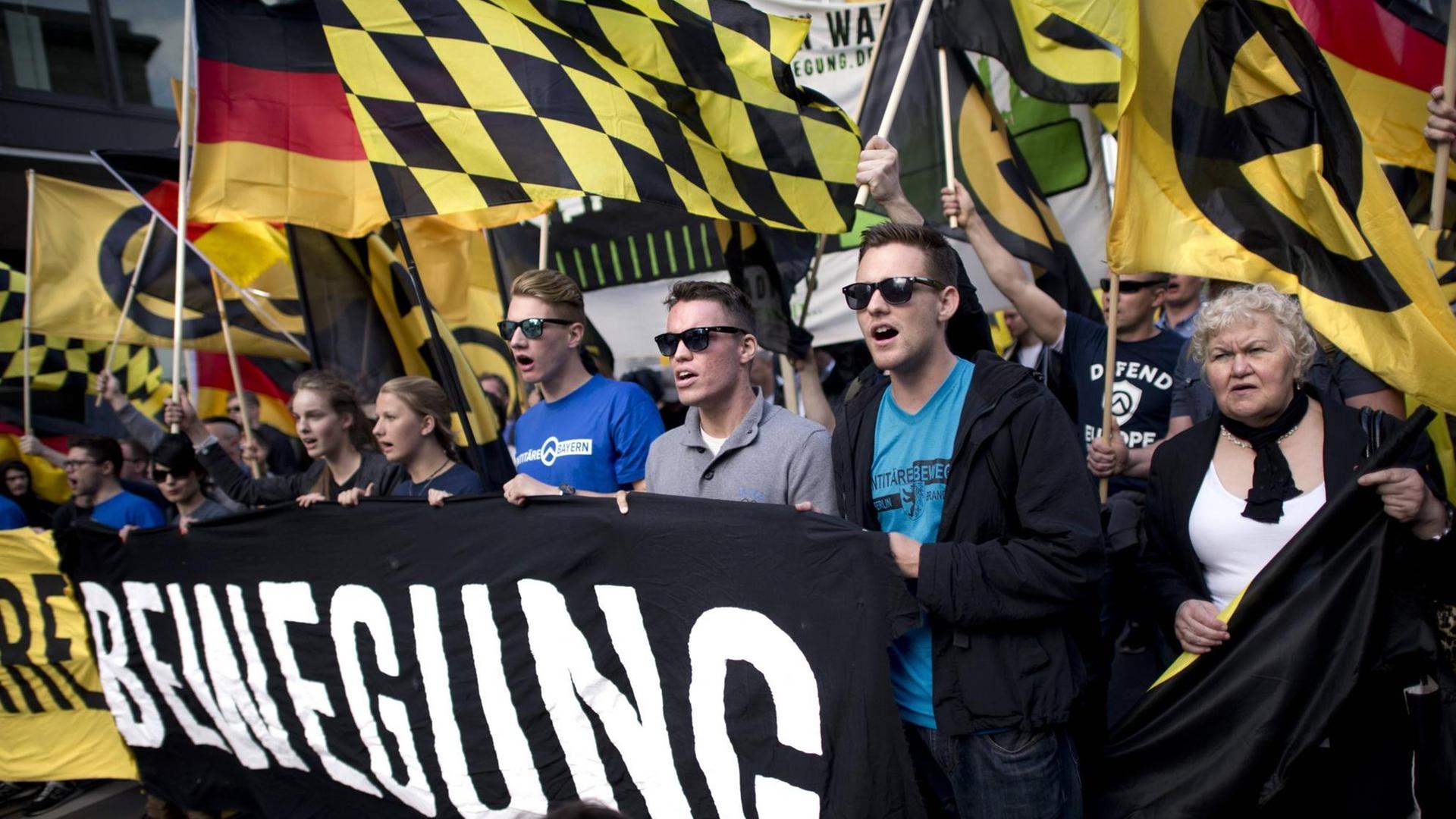 Die "Identitäre Bewegung" ist eine rechtsextreme Strömung mit Wurzeln in Frankreich. Die "Identitäre Bewegung" ist eine rechtsextreme Strömung mit Wurzeln in Frankreich.