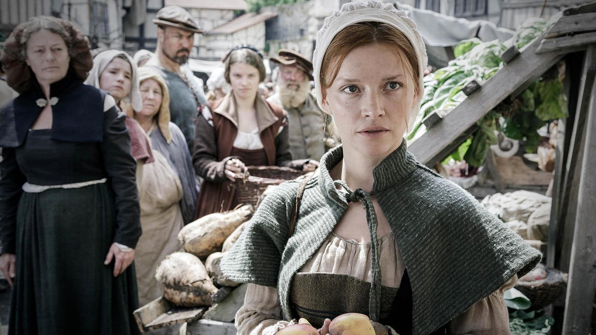 Szene aus dem Film "Katharina Luther". Katharina will bei den Marktfrauen anschreiben lassen, doch sie schicken sie weg, weil sie ihre Heirat mit Luther für Sünde halten. Szene aus dem Film "Katharina Luther". Katharina will bei den Marktfrauen anschreiben lassen, doch sie schicken sie weg, weil sie ihre Heirat mit Luther für Sünde halten.